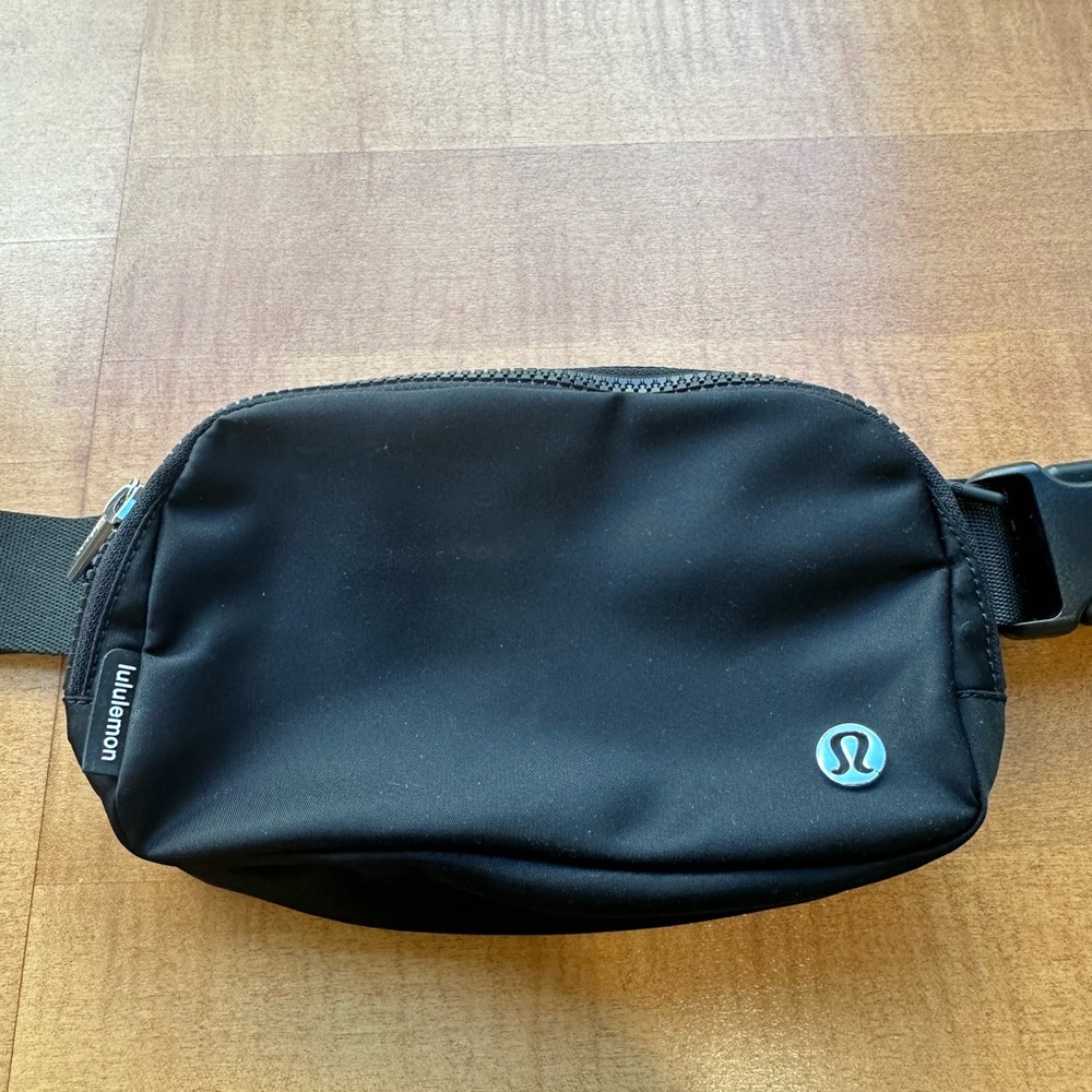 Lululemon everywhere belt bag 1L black